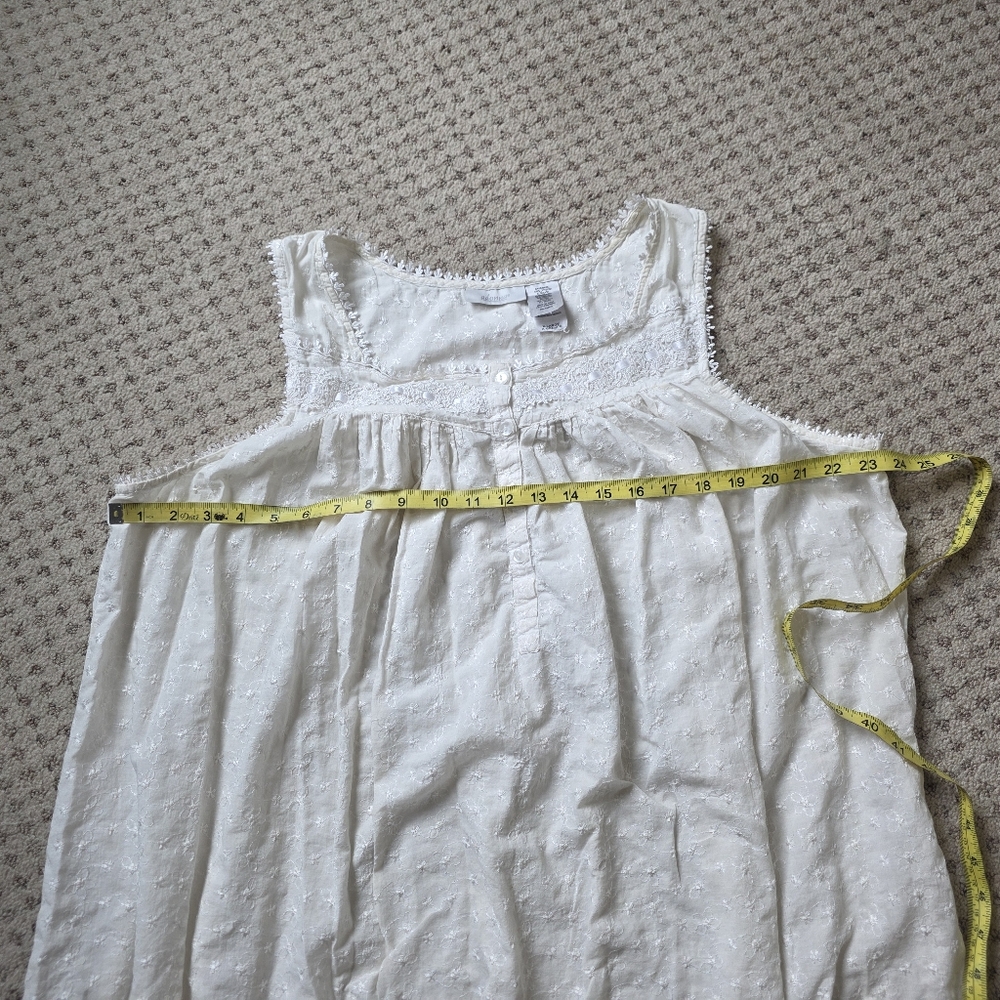 Ivory eyelet nightgown - Picture 4 of 8